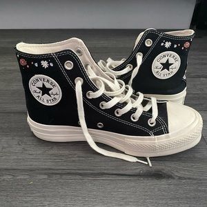 Chuck taylor all star platform embroidered floral converse. Size 7.5